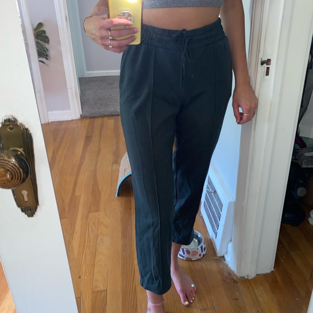 Pleated dark green sweatpants